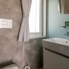 Bagno moderno con lavabo e finestra.
