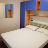 Camera da letto con letto matrimoniale e armadio blu.
