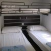 Camera con due letti singoli e letto a castello.