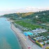 Veduta aerea di un villaggio sulla costa.
