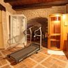 Stanza in pietra con tapis roulant e sauna.