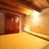 Una camera con letto matrimoniale e travi in legno a vista.