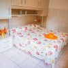 Camera da letto con letto floreale.