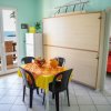 Cucina con vista mare e tavolo rotondo.