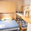 Camera con letto matrimoniale e letto a castello.