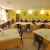Ristorante con tavoli apparecchiati e sedie nere.