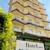 Facciata di un hotel con balconi e insegna 