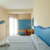 Camera da letto con letto matrimoniale e arredamento blu.