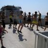 Persone che fanno fitness su una terrazza con vista mare.
