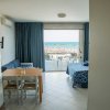Stanza con vista mare, tavolo, divano e letto.