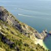 Scogliera sul mare con spiaggia sottostante.
