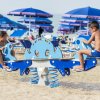 Bambini giocano su un'altalena.