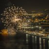 Fuochi d'artificio sopra una città illuminata di notte.